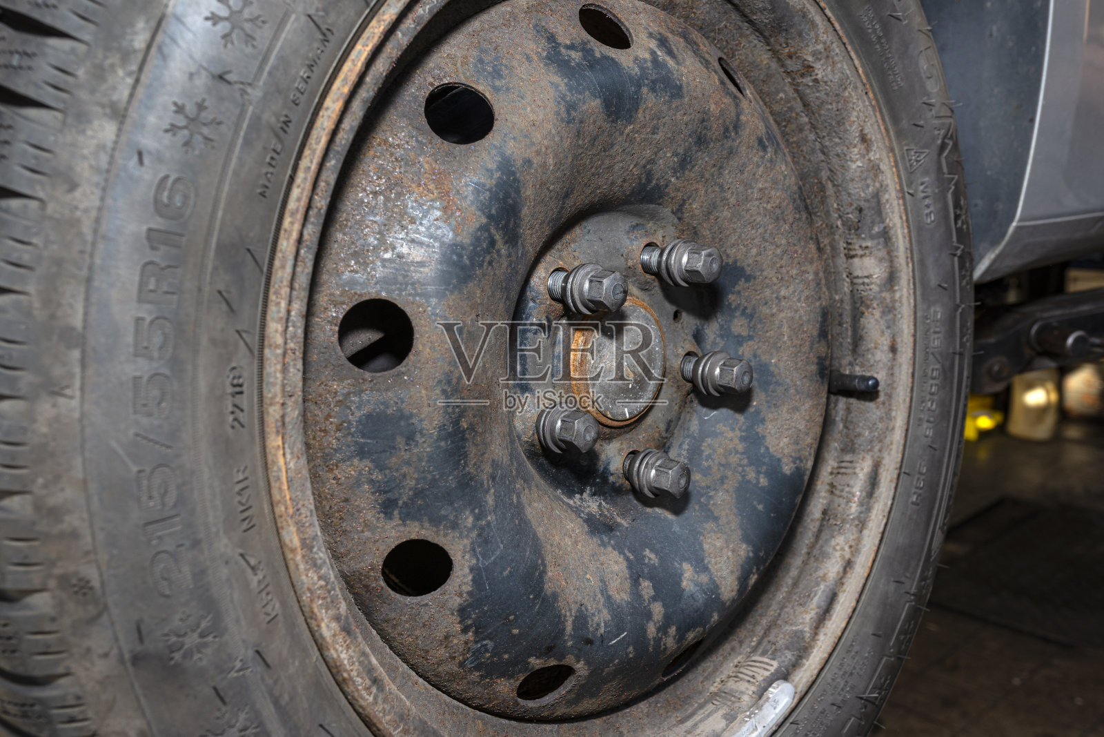 钢螺栓用于铝轮辋是插入钢轮辋，错误的类型的螺栓。照片摄影图片