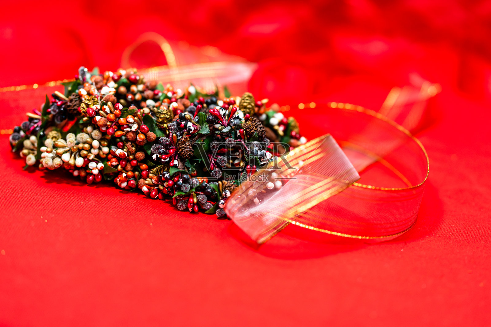 圣诞装饰，圣诞和新年假期背景，冬季圣诞装饰和模糊的灯光照片摄影图片