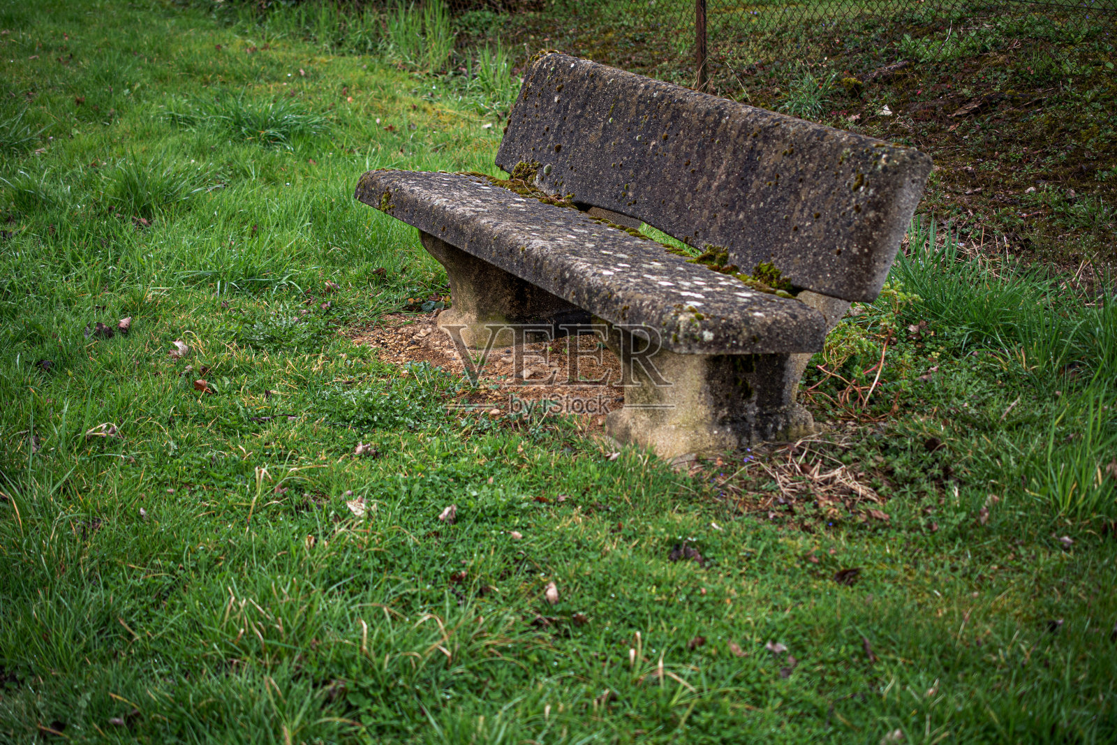 湿风化石凳照片摄影图片