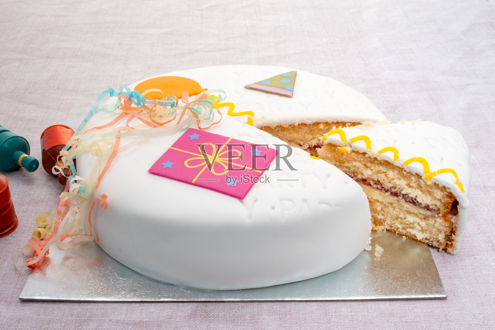 去掉一片的糖霜派对蛋糕照片摄影图片