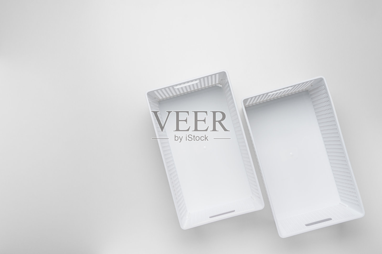 白色背景的塑料存储盒照片摄影图片