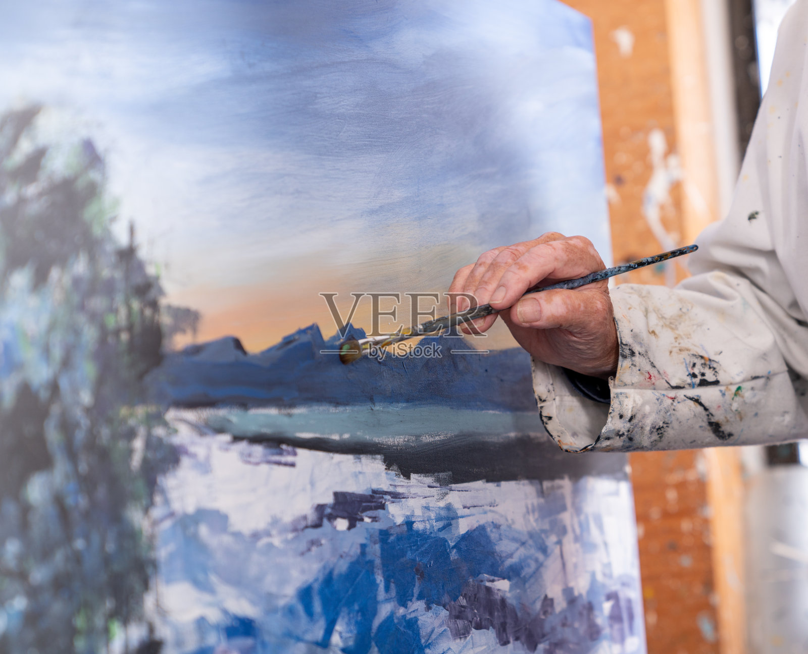 人在画室的帆布上画抽象画照片摄影图片