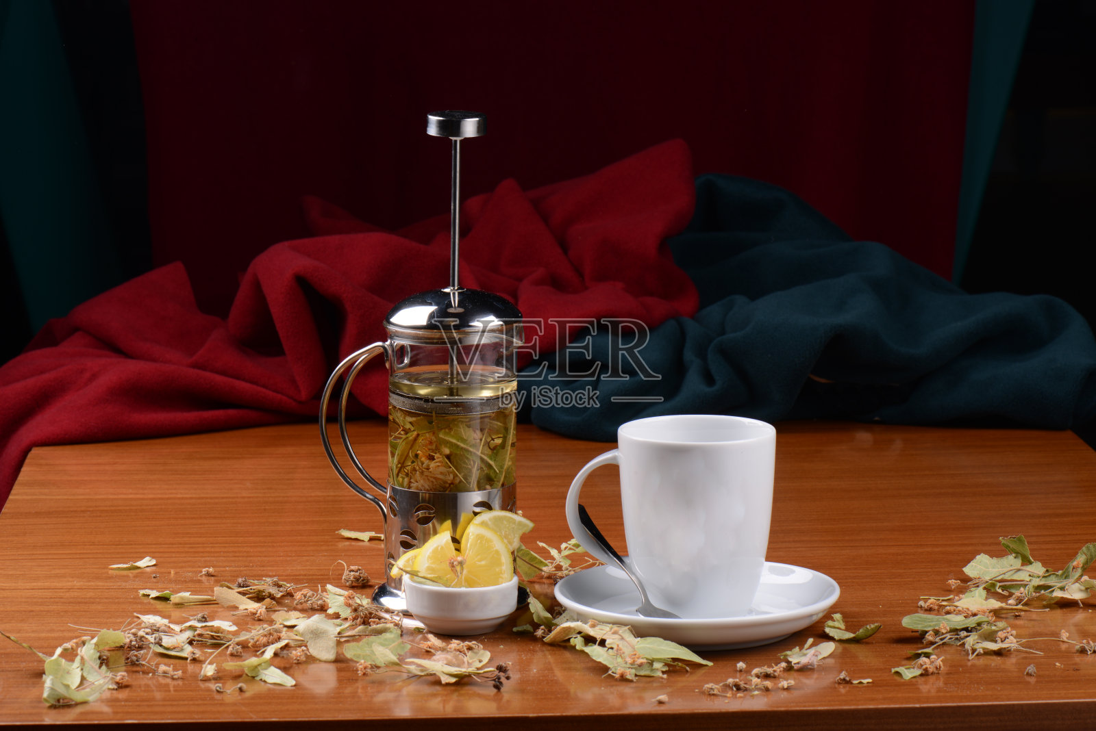 凉茶在法式压壶里，放在餐厅的桌子上照片摄影图片