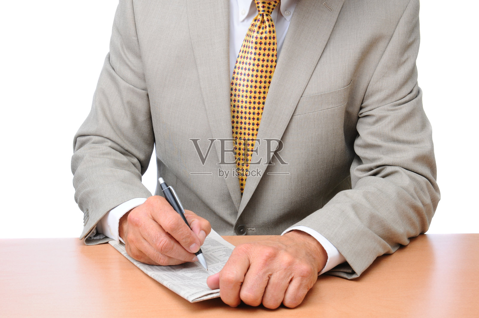 商人在报纸上做笔记照片摄影图片