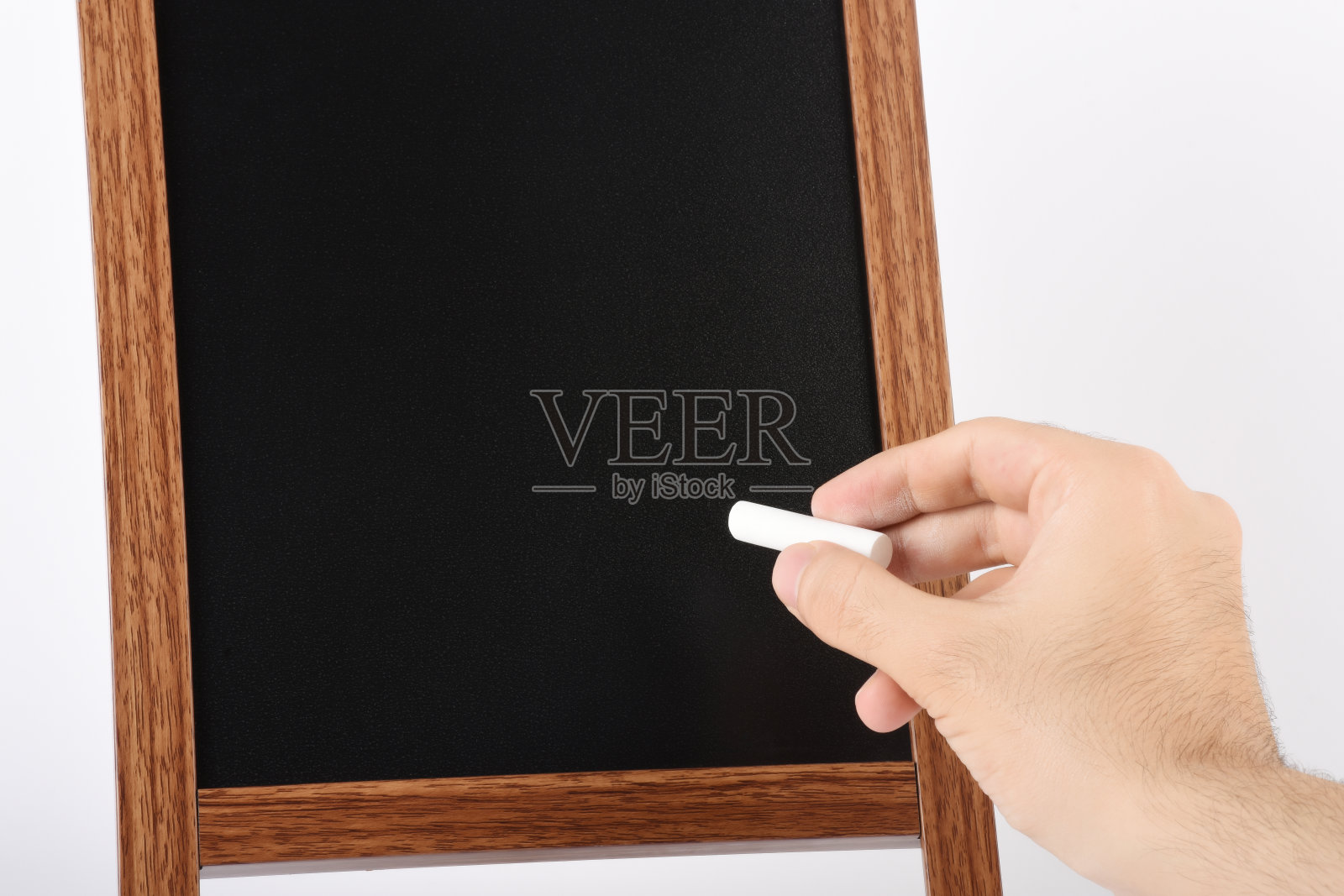 男人的手拿着粉笔与空干净的黑板在白色的背景照片摄影图片