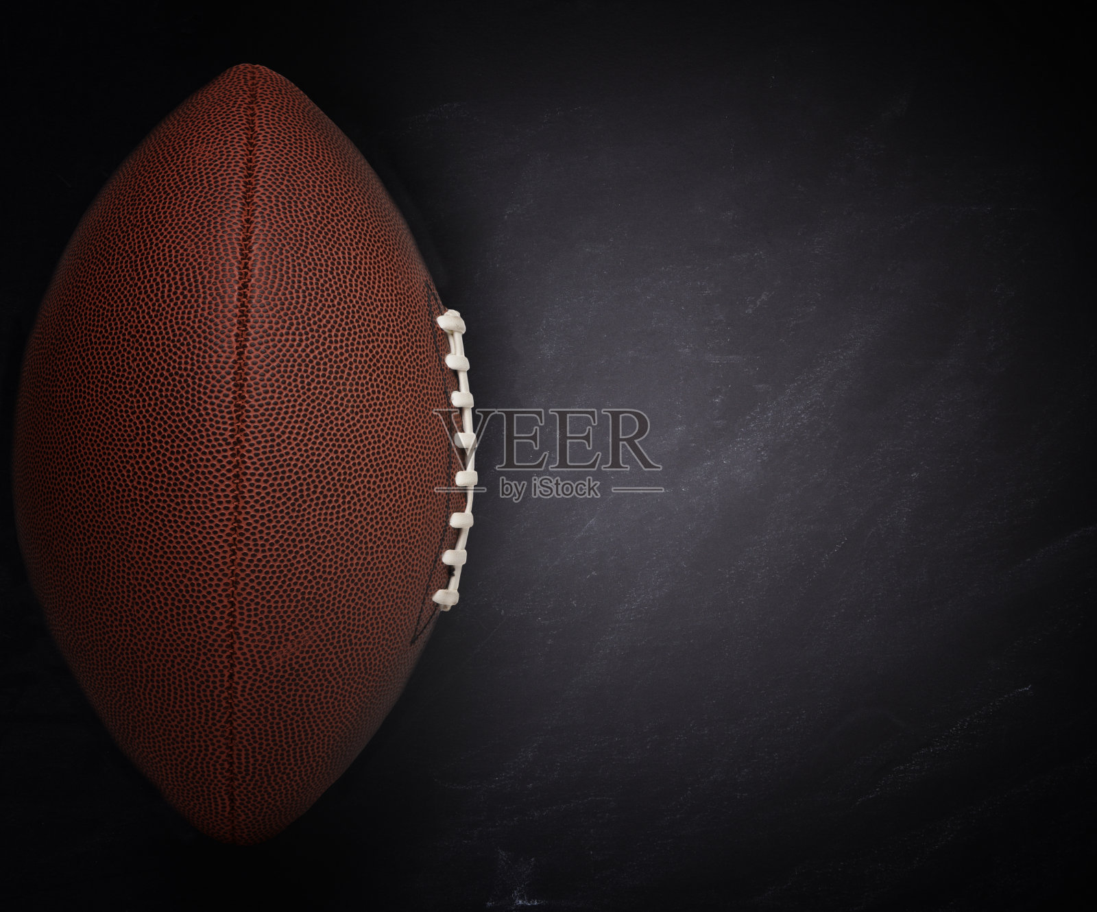 美式职业足球和比赛图表在空白的黑板上，平铺与复制空间。照片摄影图片