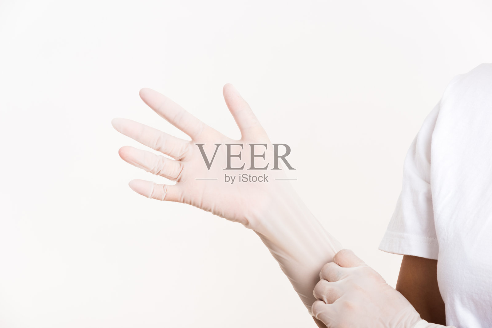 女人手上戴着蓝色橡胶医用手套照片摄影图片