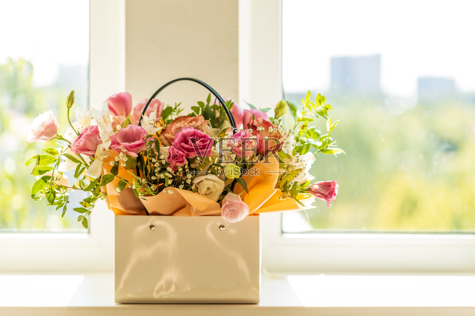 浪漫柔花捧花静物。软的焦点。优雅的贺卡背景。早晨的阳光照片摄影图片