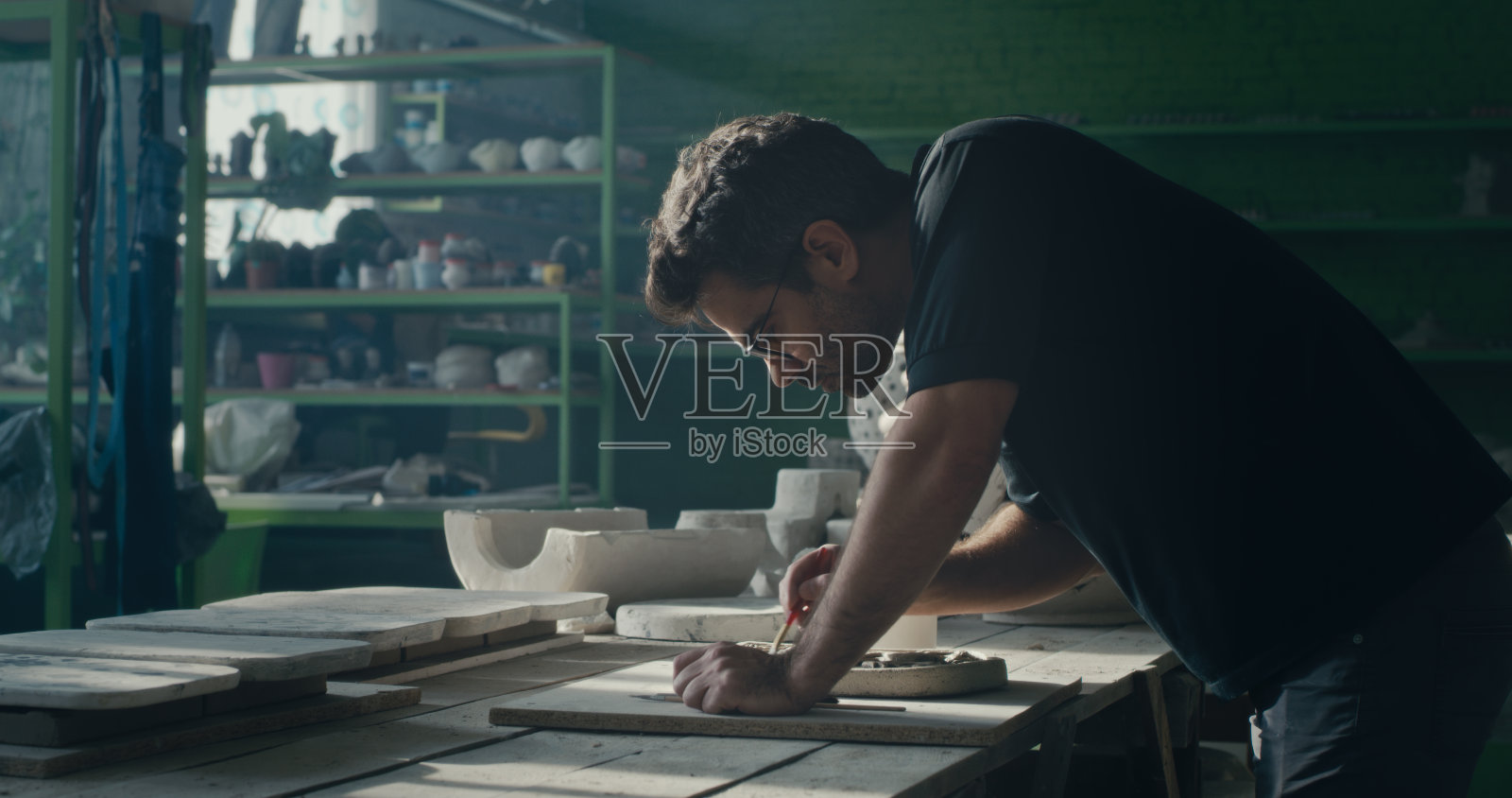 工匠将颜料涂在装饰品上照片摄影图片