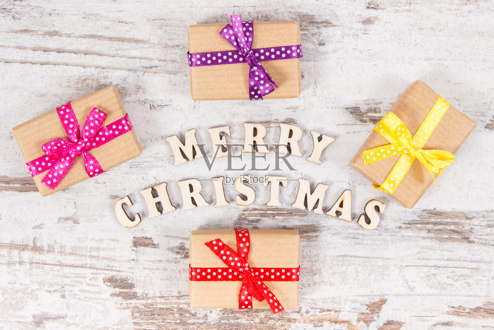 礼物用丝带和题词圣诞快乐，节日时间概念照片摄影图片