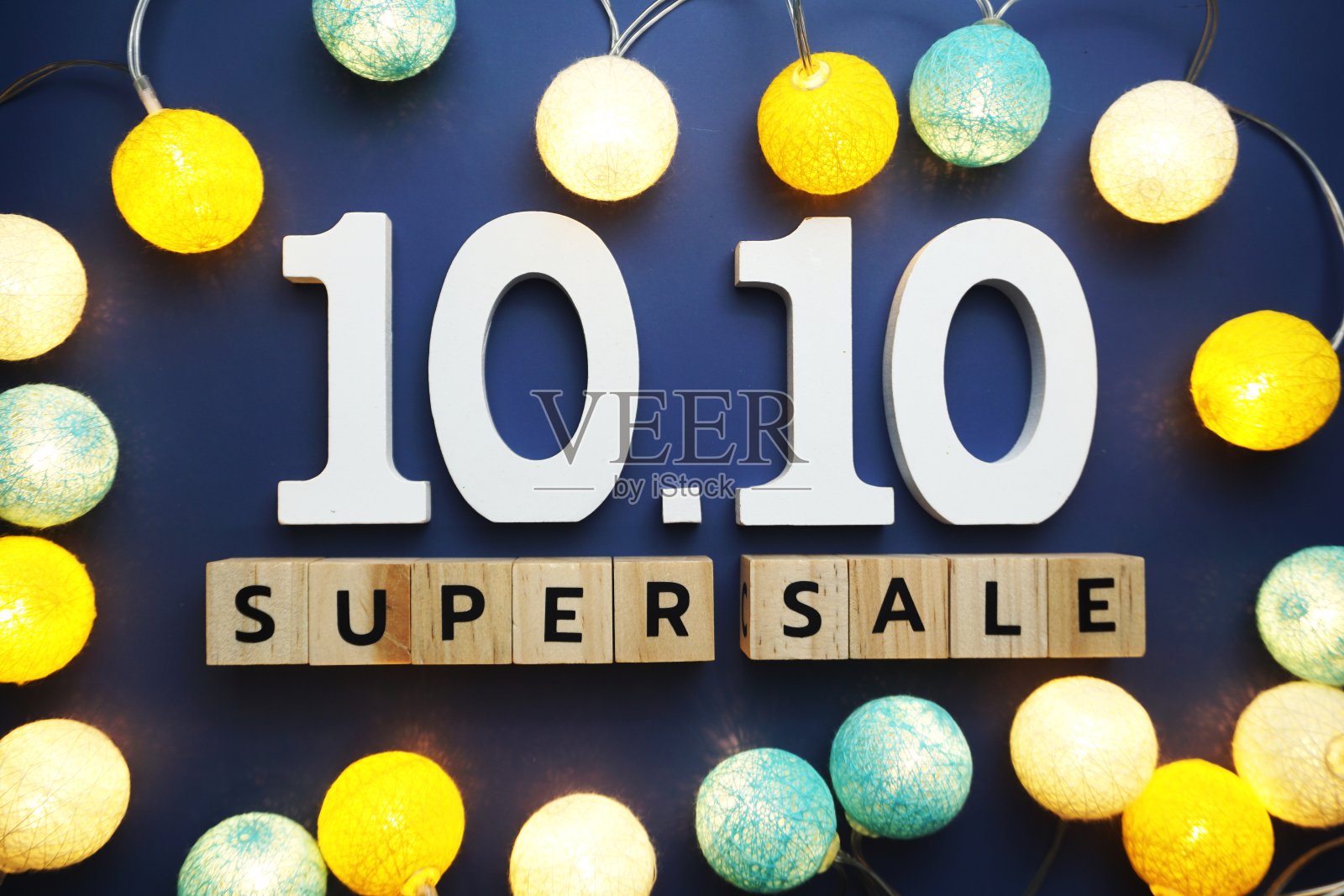 10.10超级销售字母与LED棉球在蓝色背景照片摄影图片