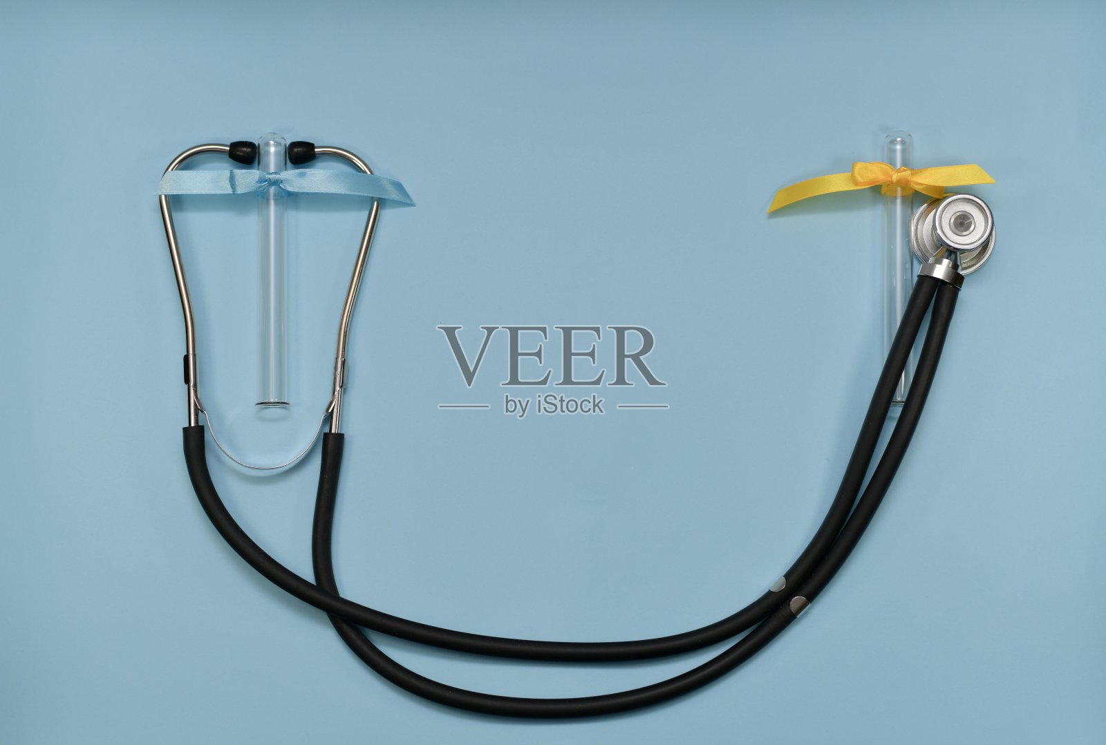 医生和病人的概念设计在听诊器和试管中。照片摄影图片