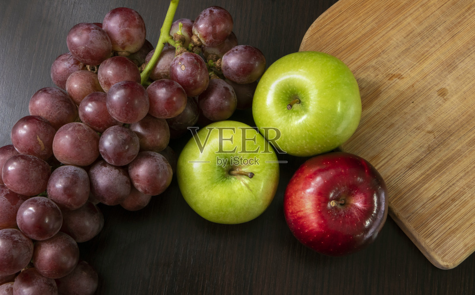 水果静物有葡萄、绿苹果、红苹果和香蕉照片摄影图片