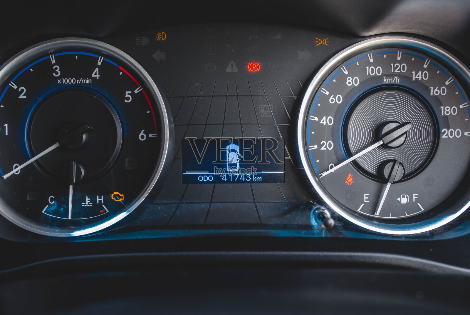 汽车仪表盘，汽车夜间速度电机，现代汽车控制照明仪表盘速度显示。照片摄影图片