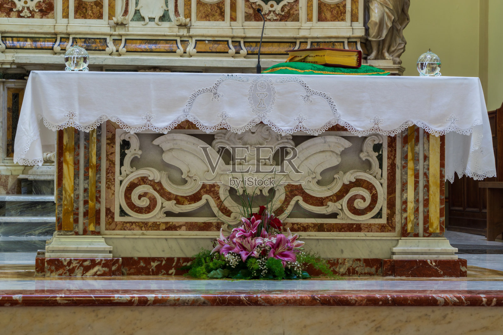 Isernia,莫利塞。使徒圣彼得大教堂是Isernia市最重要的天主教建筑，Isernia- venafro教区的母教堂。照片摄影图片