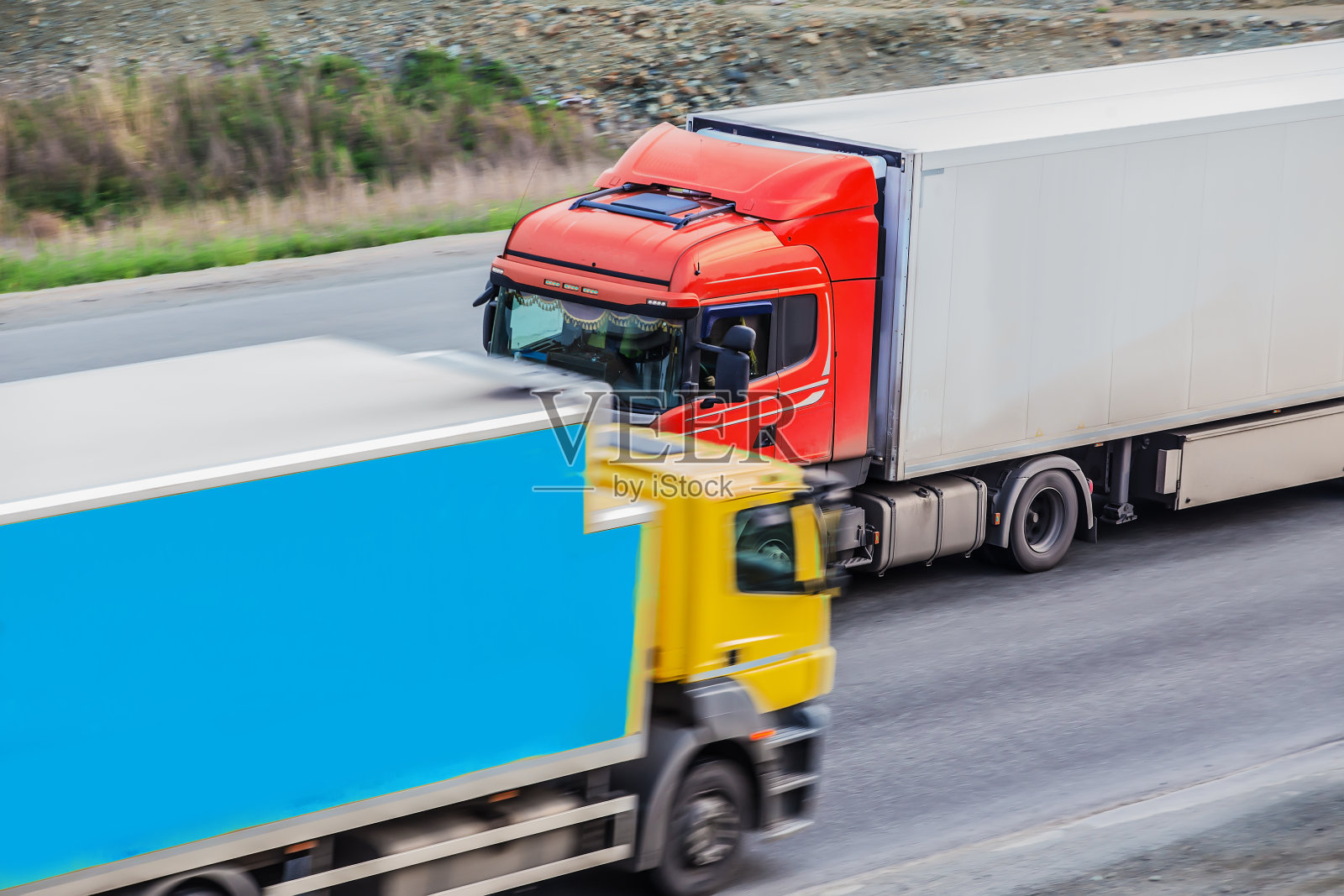 卡车向相反的方向运送货物。照片摄影图片