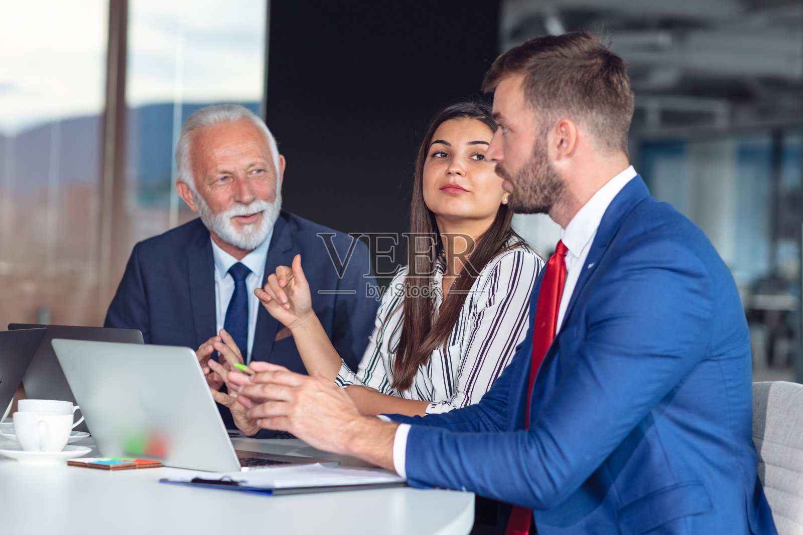 业务团队在办公室开会。多样性。照片摄影图片