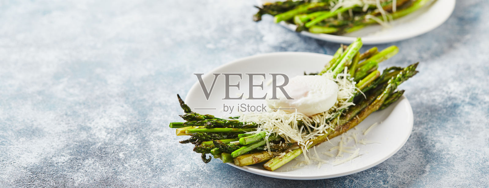 绿芦笋配荷包蛋和帕尔马干酪，素菜早餐，白色盘子照片摄影图片