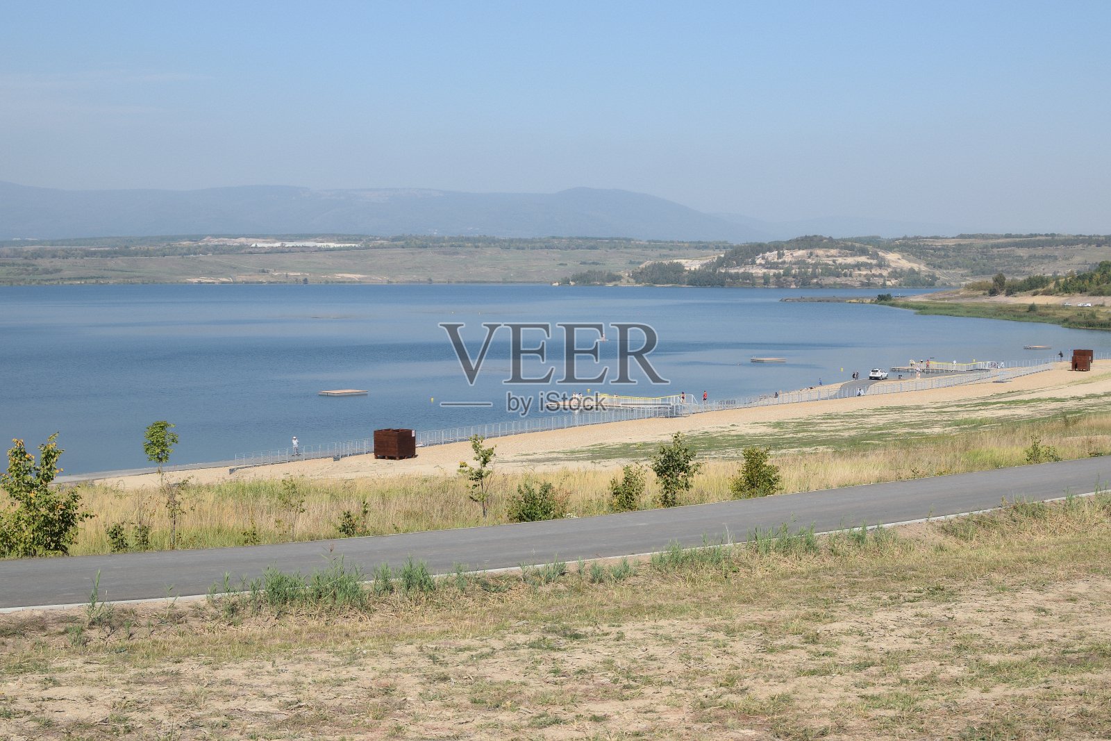 2020年9月22日捷克共和国大部分湖上的晴天柏林噪音照片摄影图片