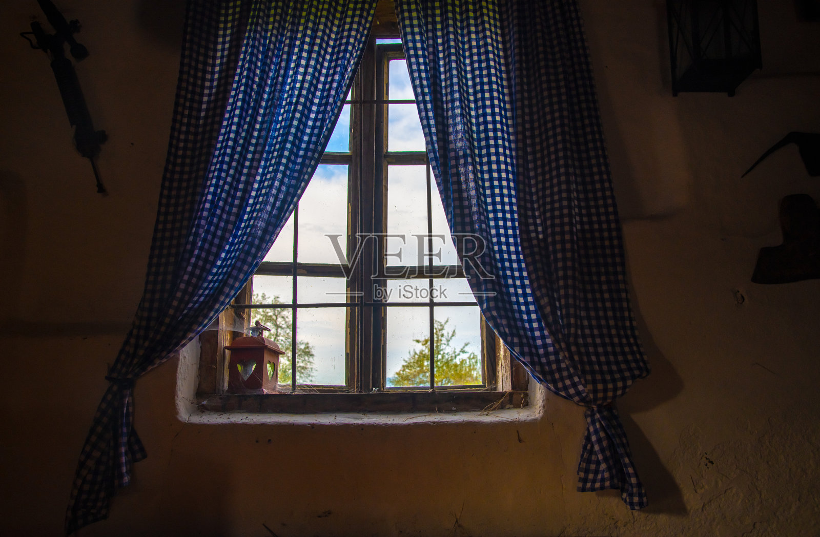 旧农舍窗内照片摄影图片