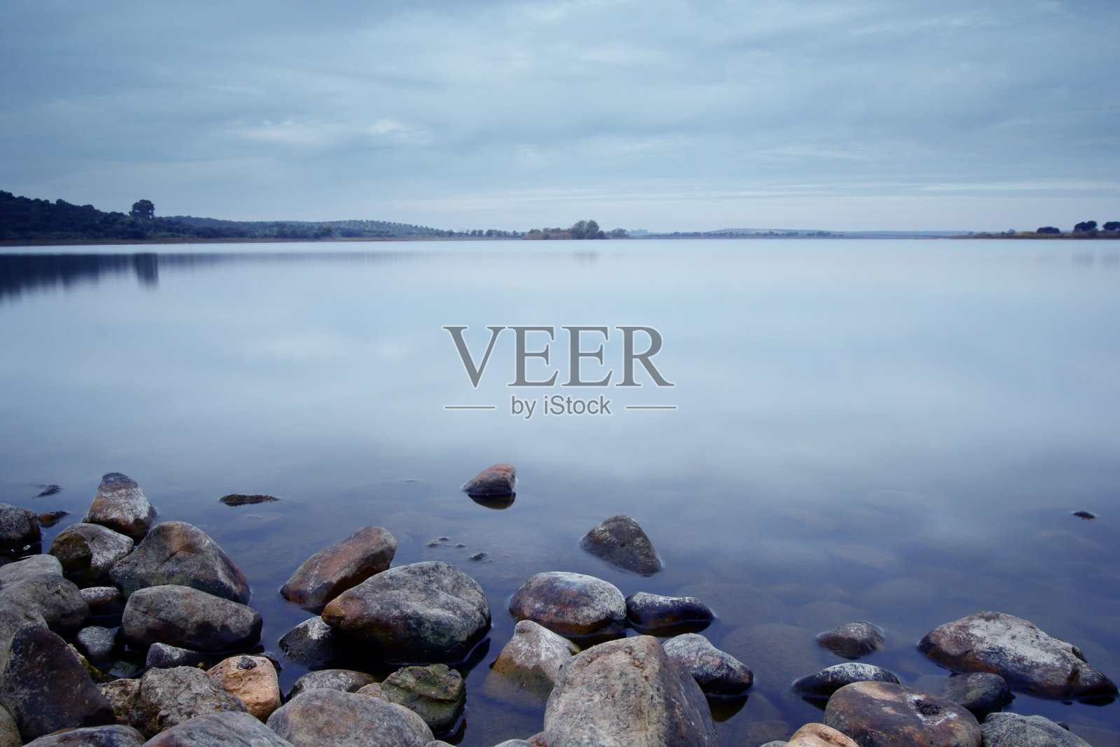 岸上的石头照片摄影图片