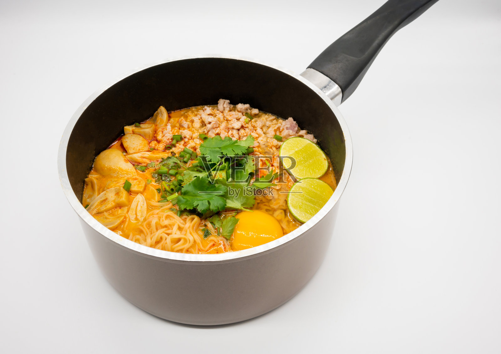 白底上是猪肉辣冬荫汤和火锅方便面汤。泰国著名的食物。照片摄影图片