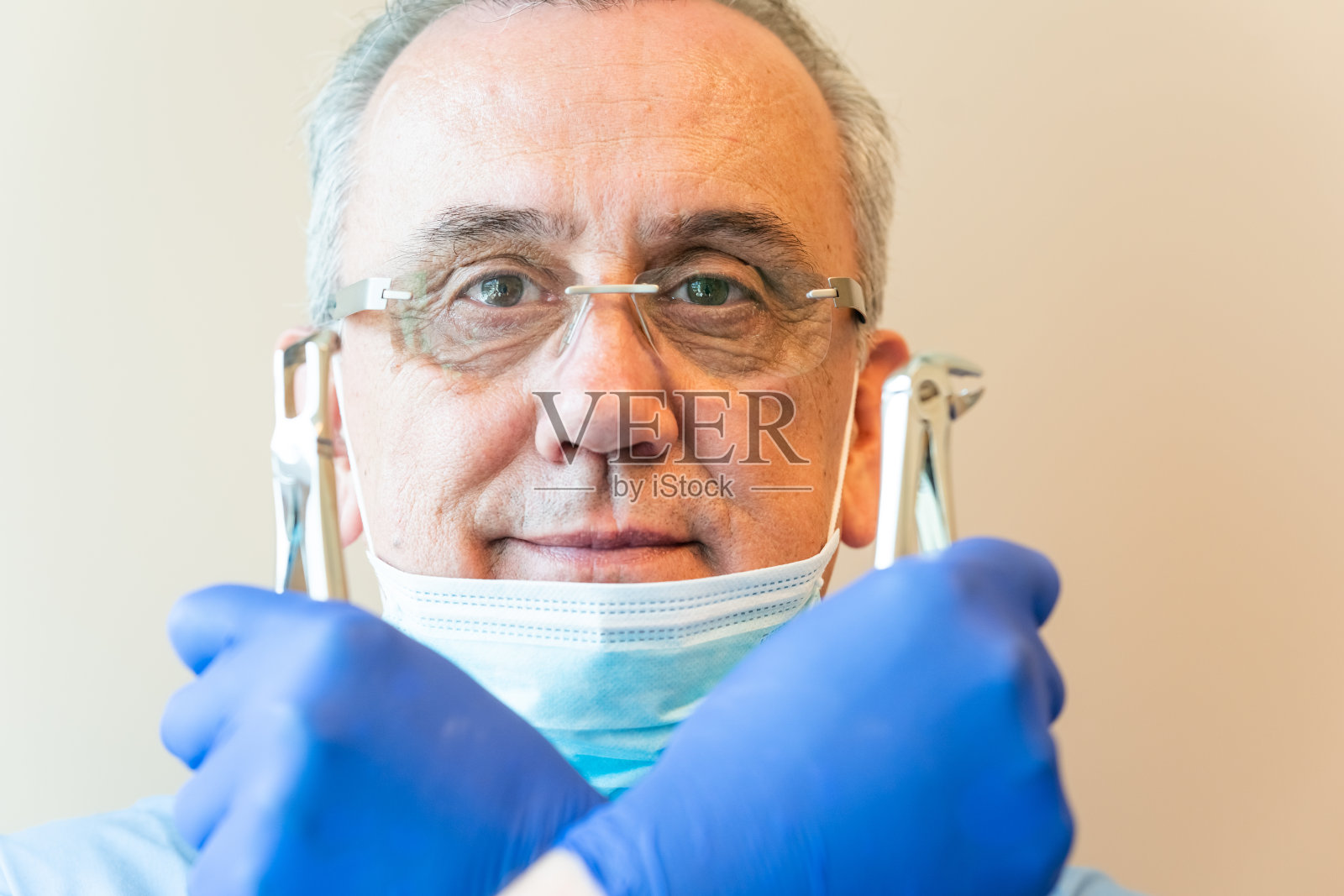 牙医带着工具照片摄影图片