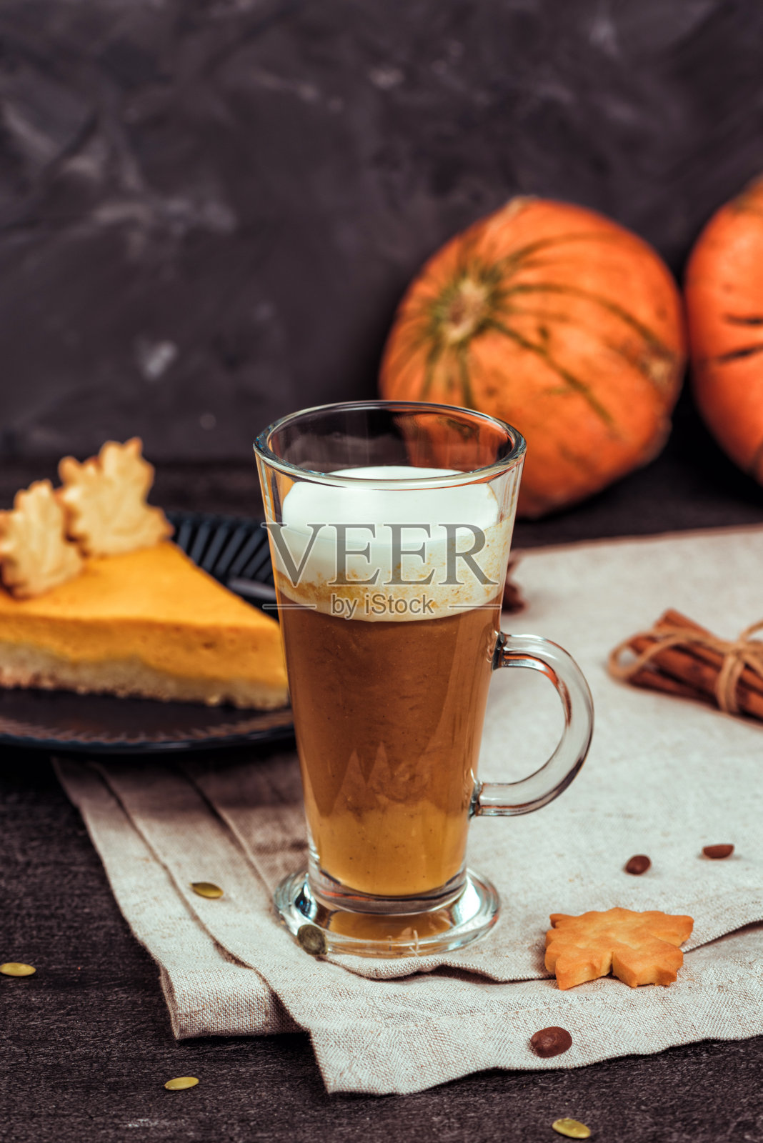 南瓜辣拿铁配秋季饼干和甜派照片摄影图片
