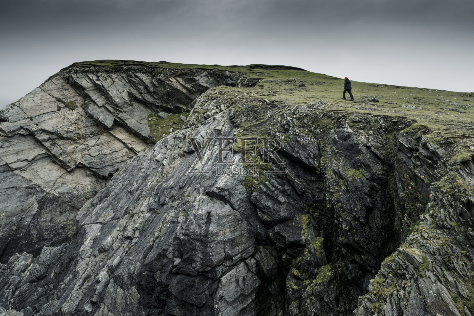 悬崖上的游客照片摄影图片