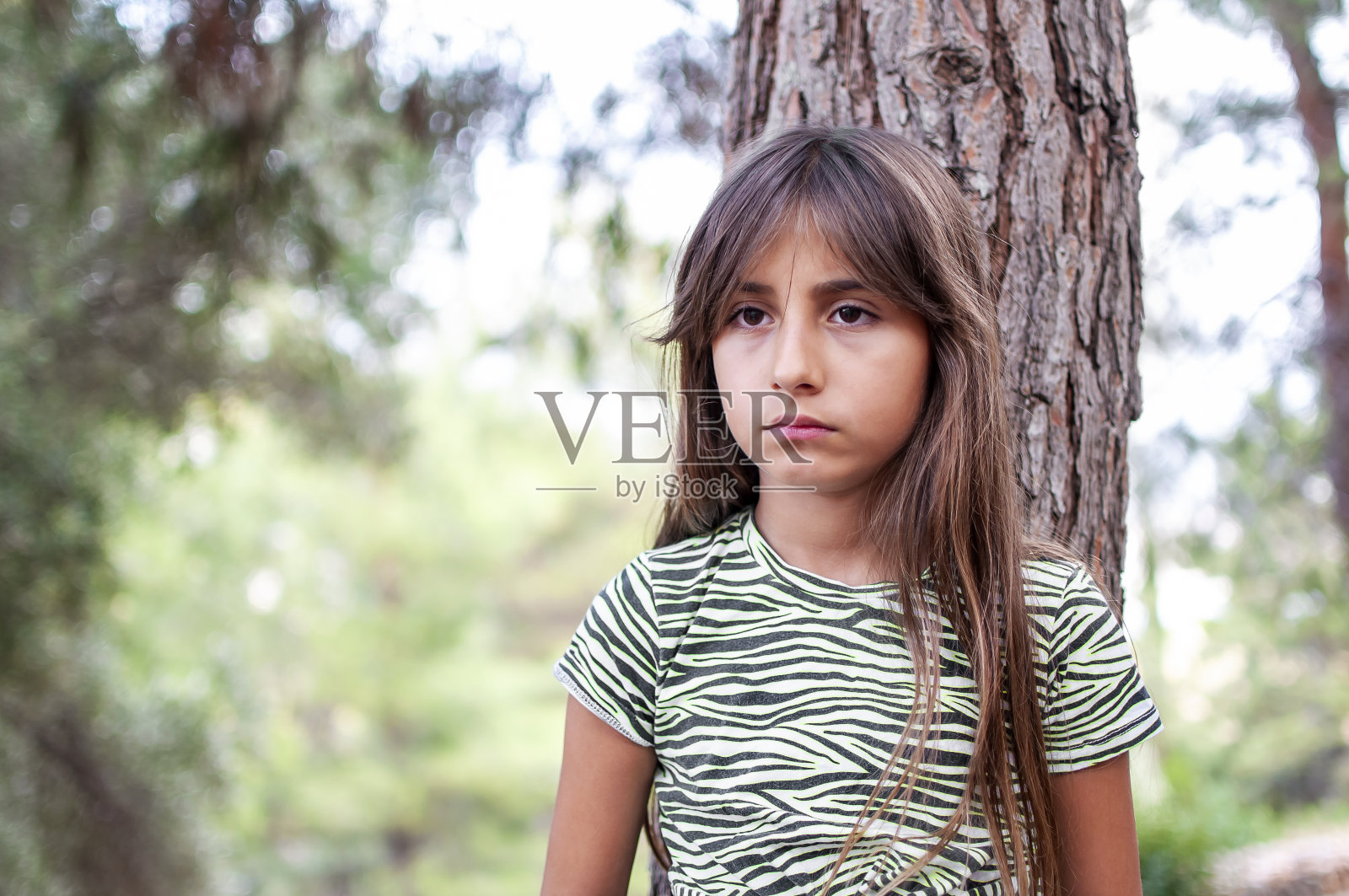 一个女孩在户外摆姿势的肖像照片摄影图片