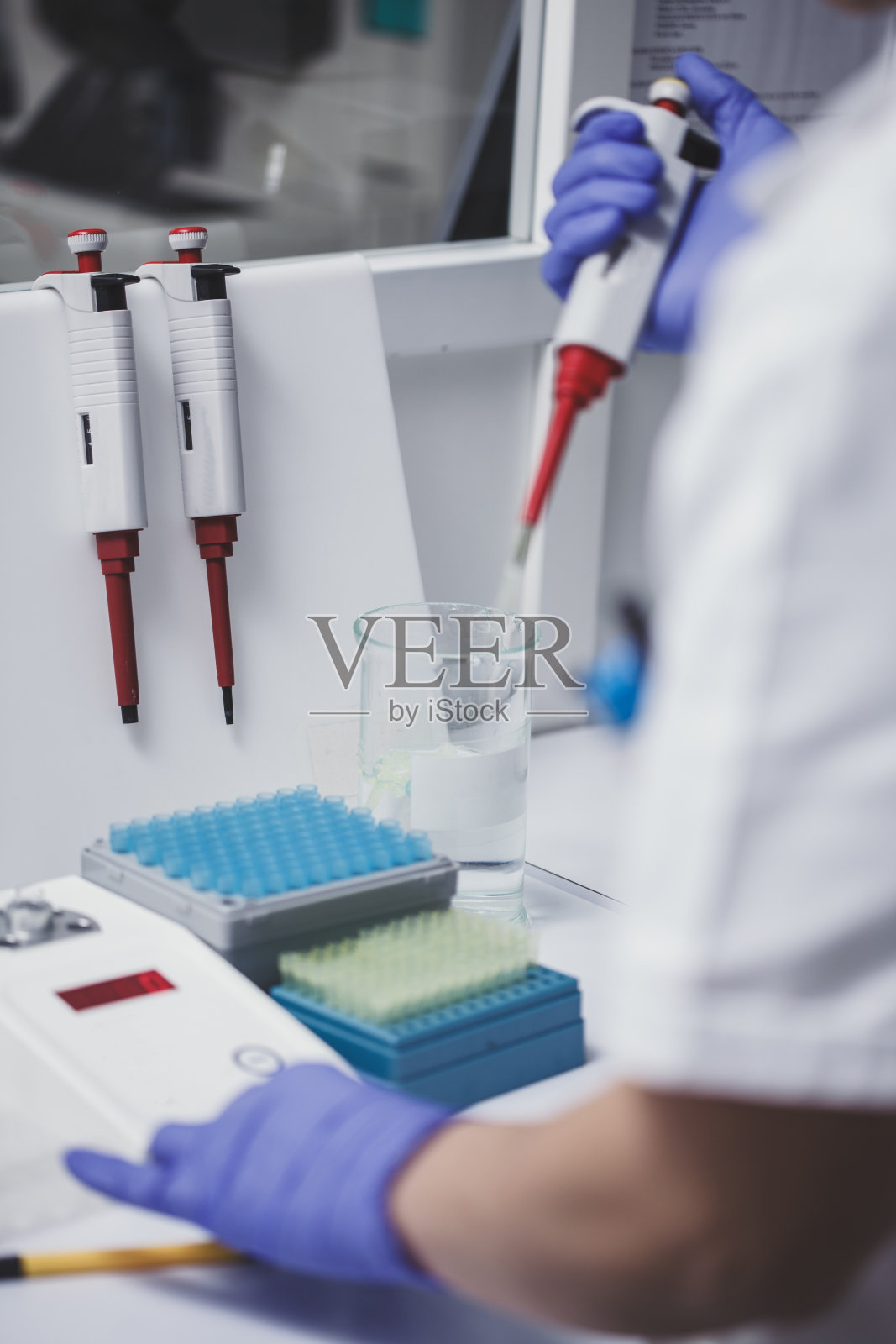 生化实验室中使用的现代移液管照片摄影图片