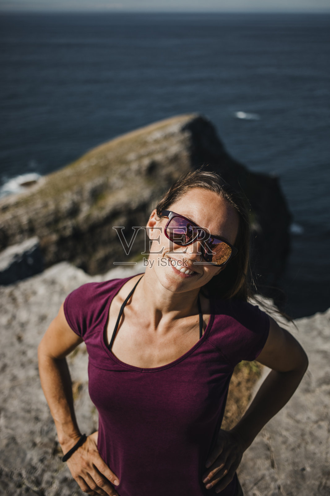 快乐自然的女人戴着太阳镜，享受户外的海滨照片摄影图片