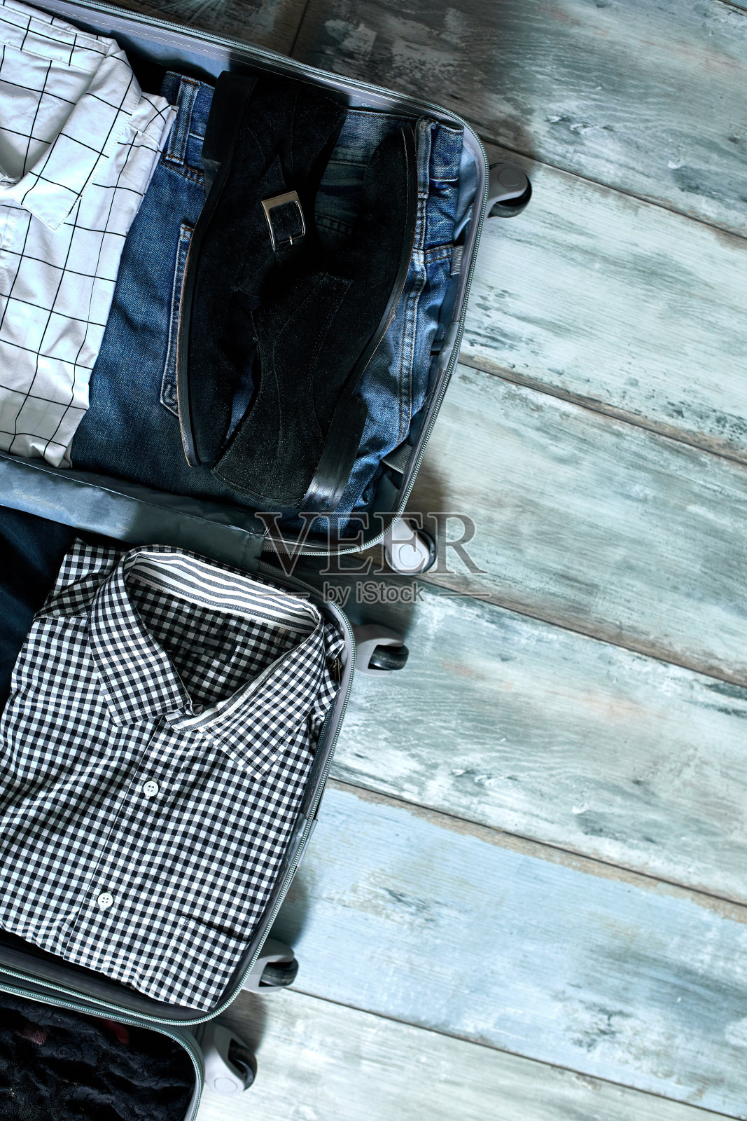 在家里装商务用品之类的东西照片摄影图片