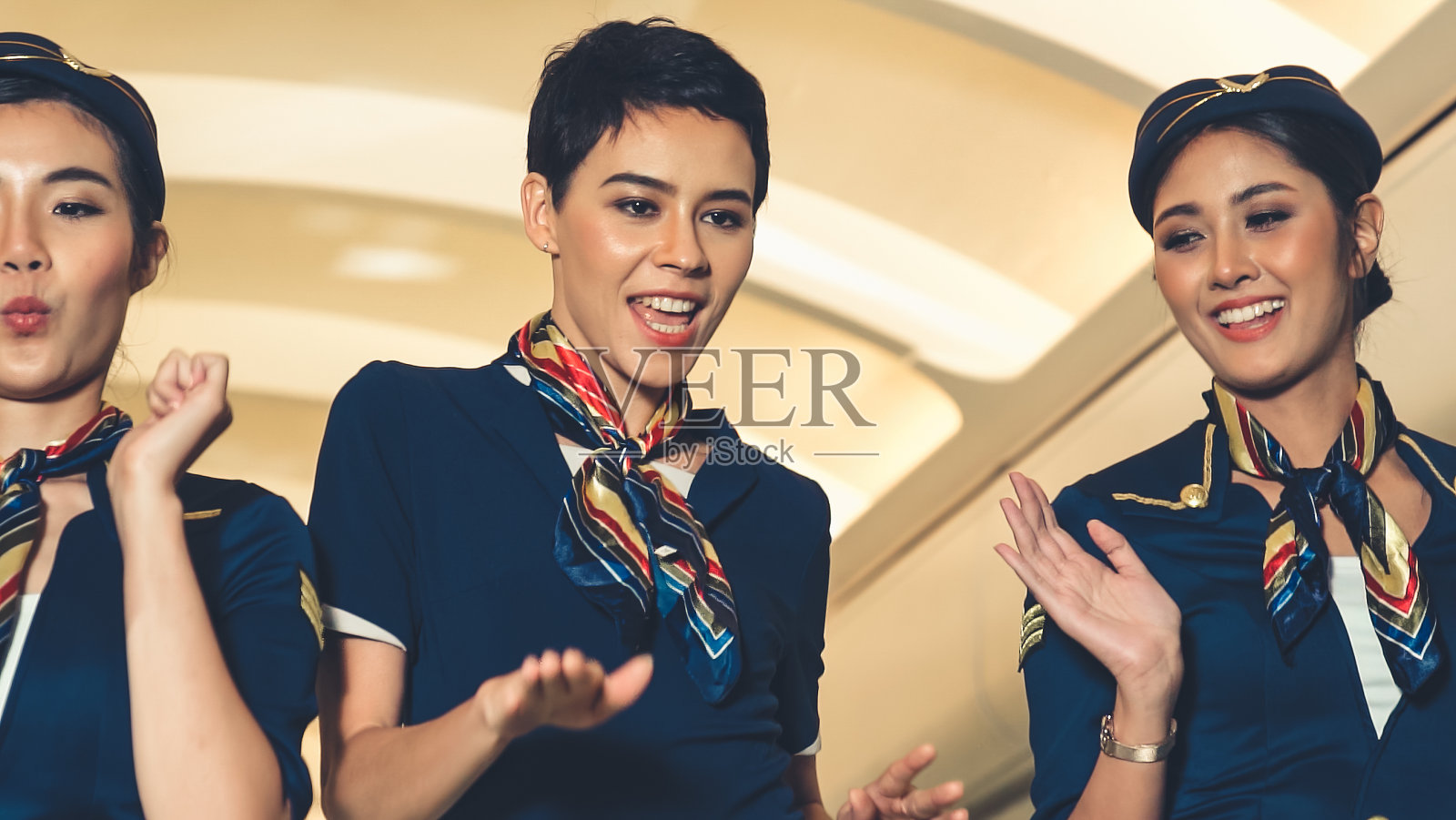 机组人员在飞机上开心地跳舞照片摄影图片