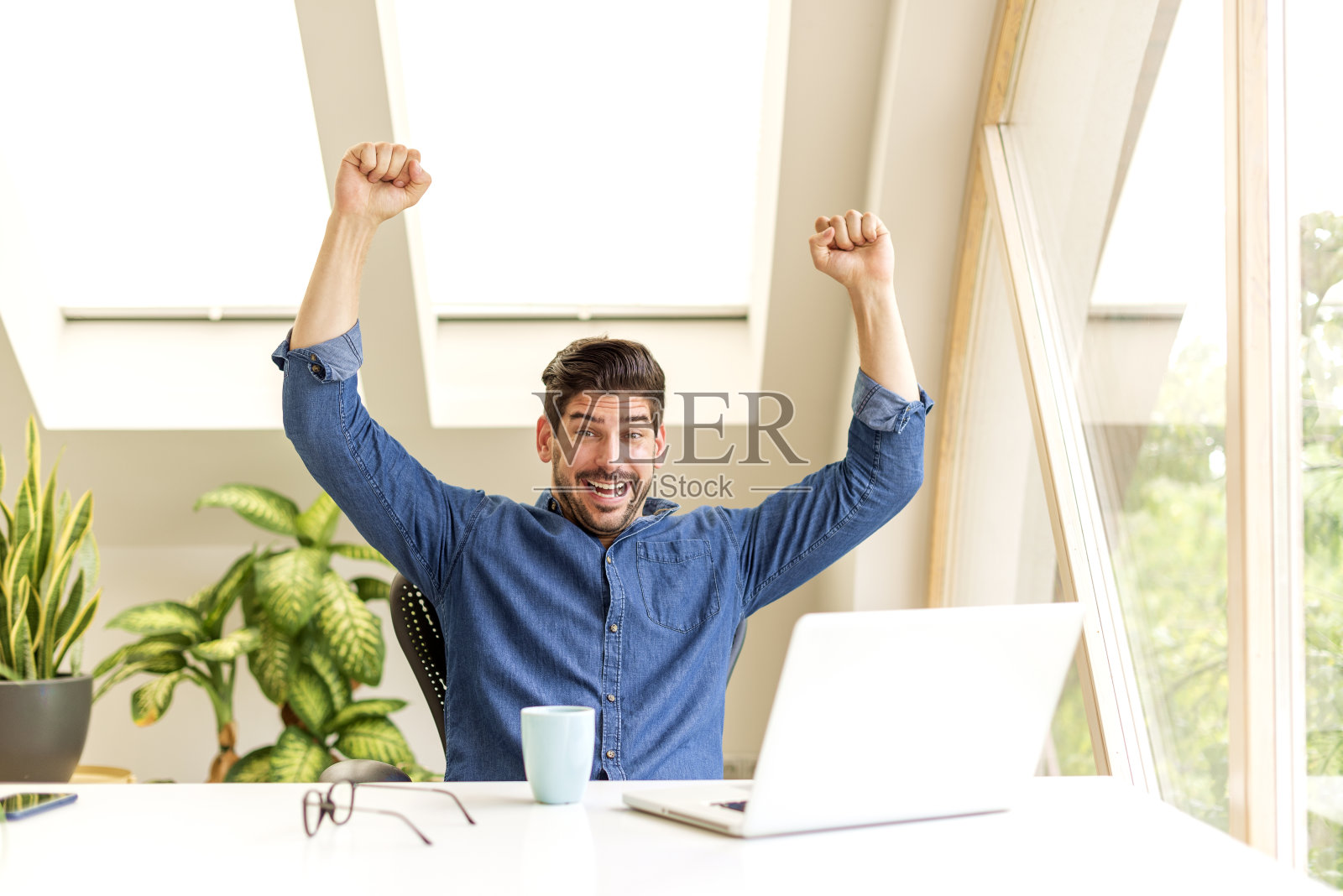 成功的商人在办公桌上用笔记本电脑工作照片摄影图片