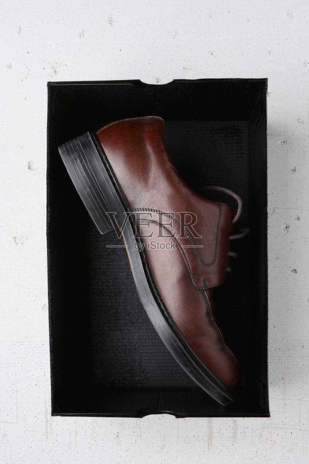 单棕色鞋在黑盒照片摄影图片