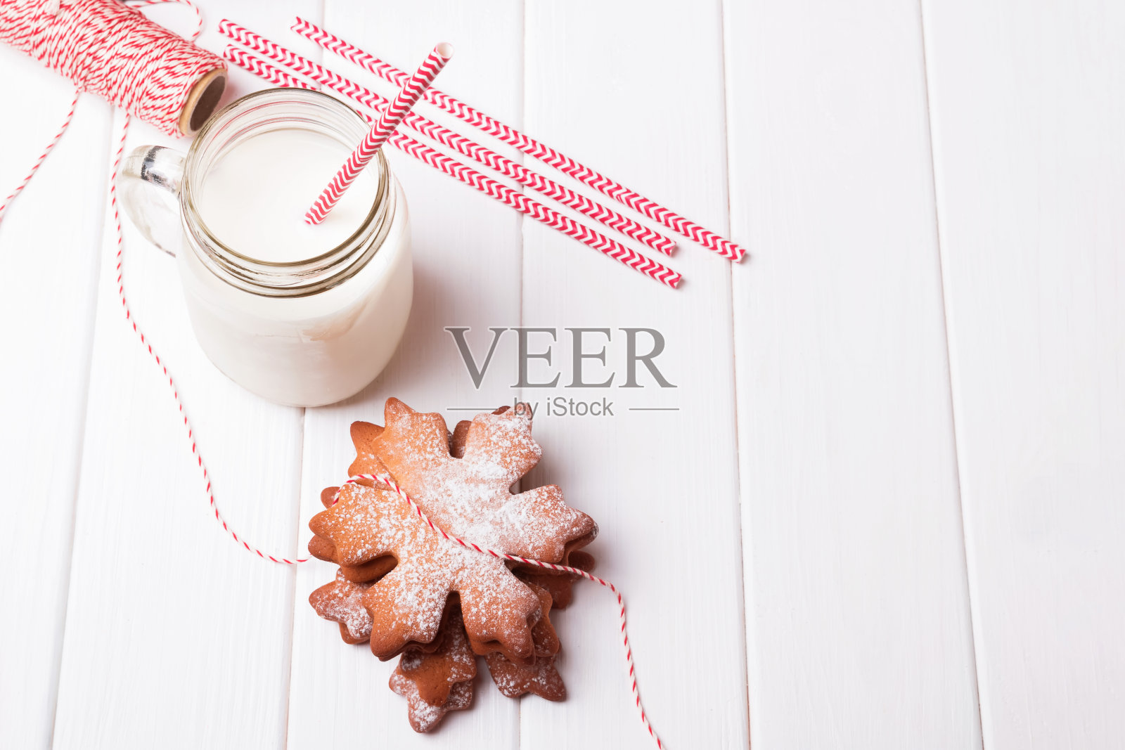 圣诞姜饼，饼干和牛奶在一个罐子照片摄影图片