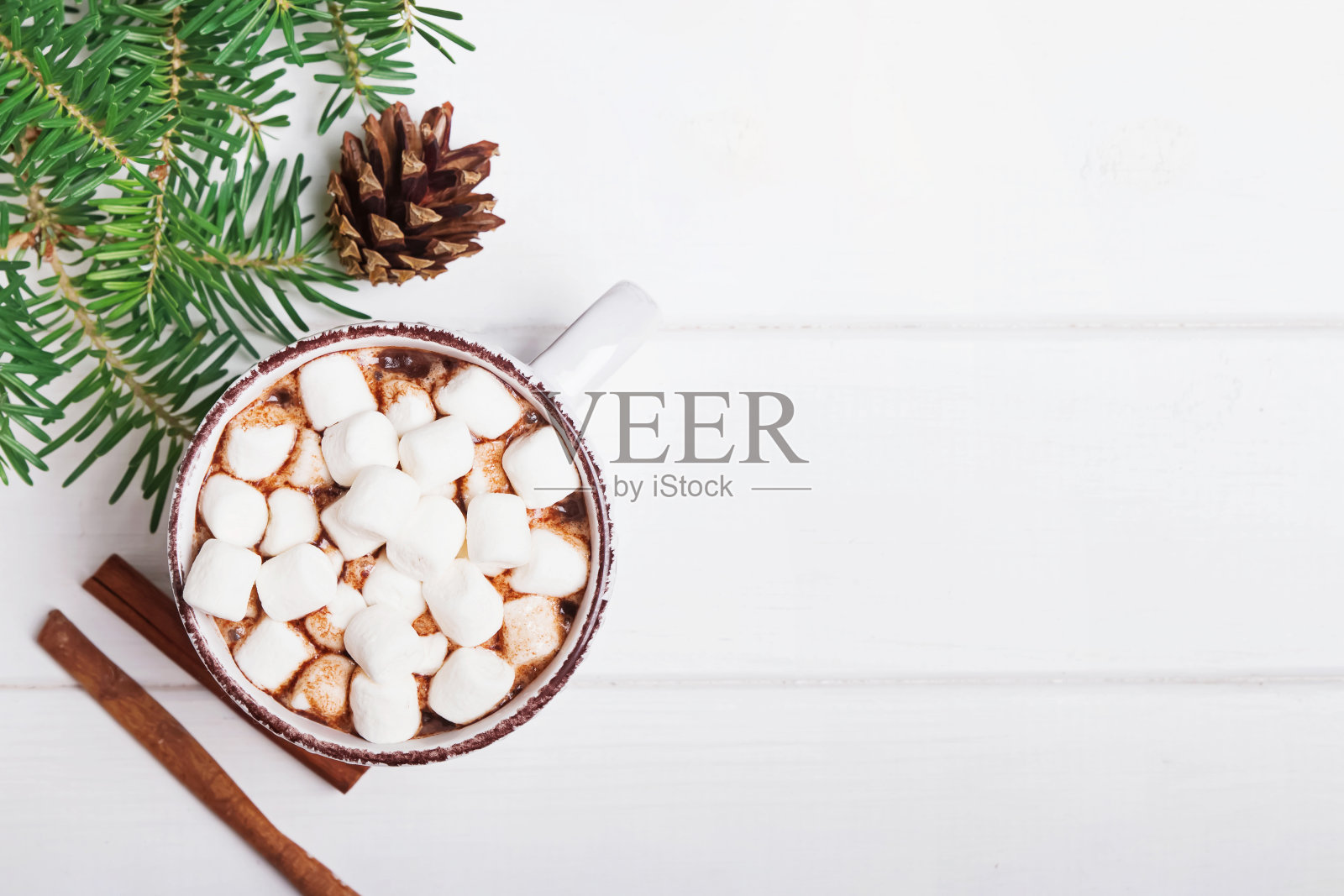 白色背景的杯子里放着热可可和棉花糖照片摄影图片