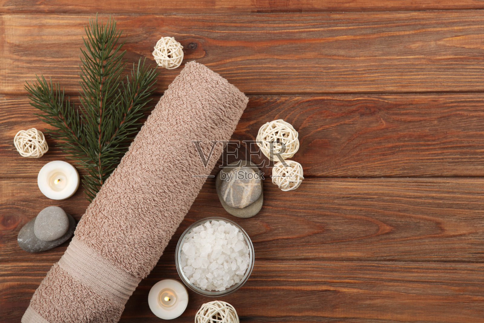 桌子上的水疗组合和圣诞饰品。放松护理产品。皮肤护理照片摄影图片