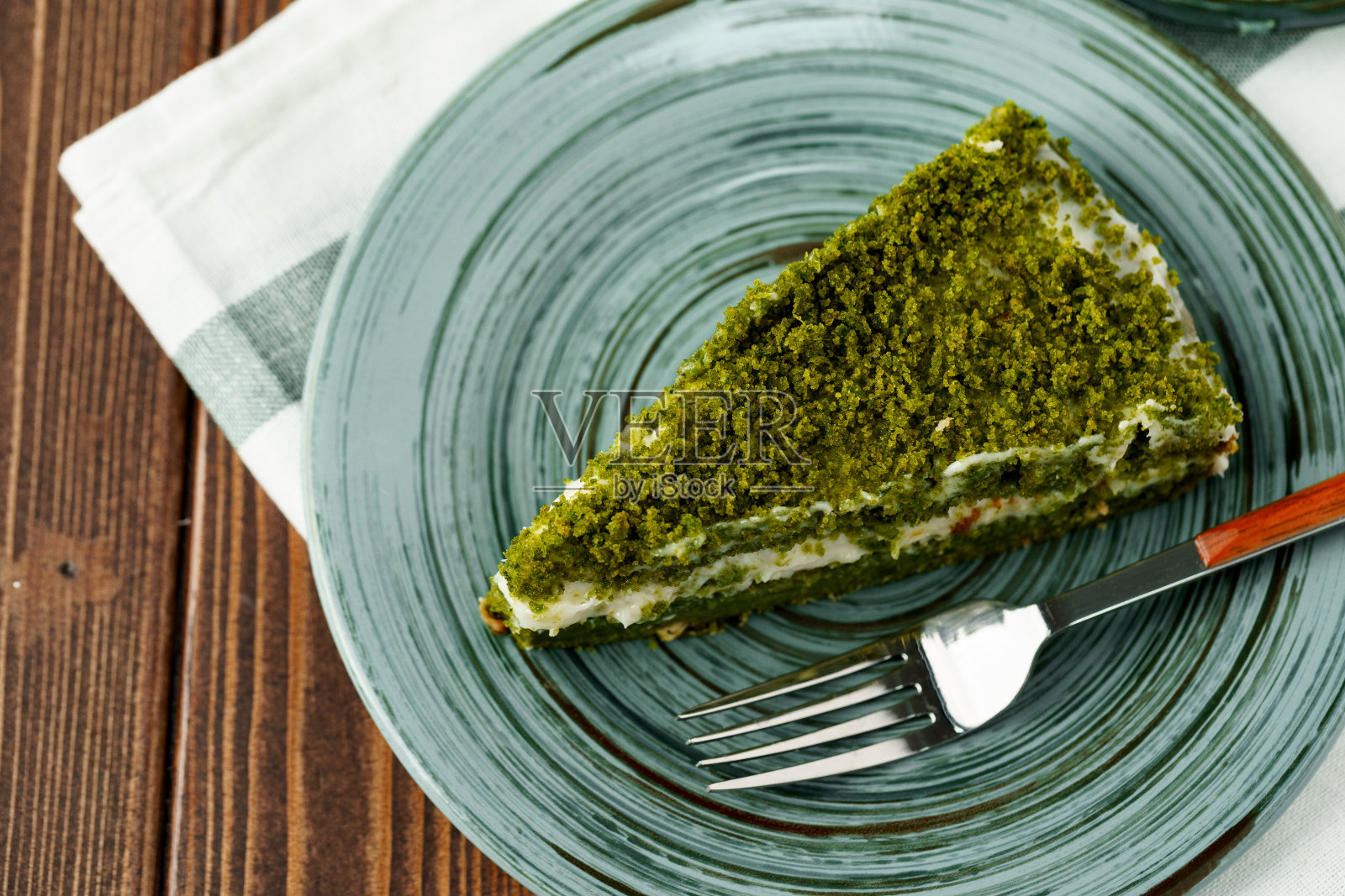 盘子里的绿色菠菜蛋糕照片摄影图片