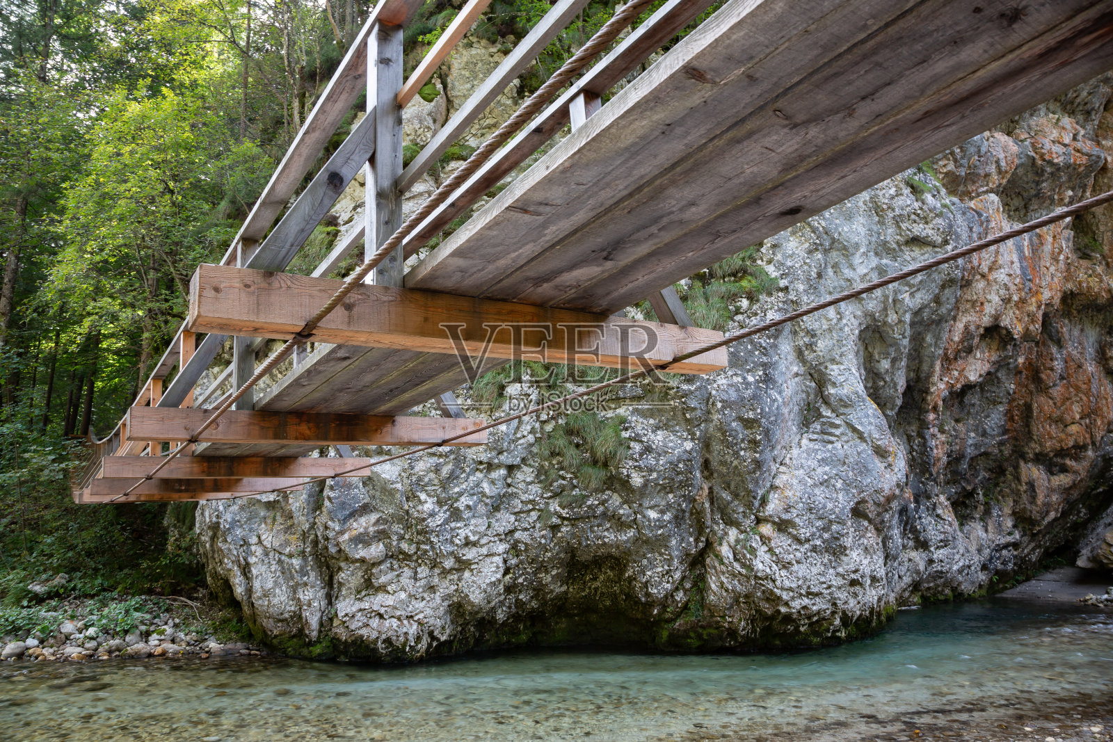 在斯洛文尼亚，典型的横跨萨维雅河的木制吊桥照片摄影图片