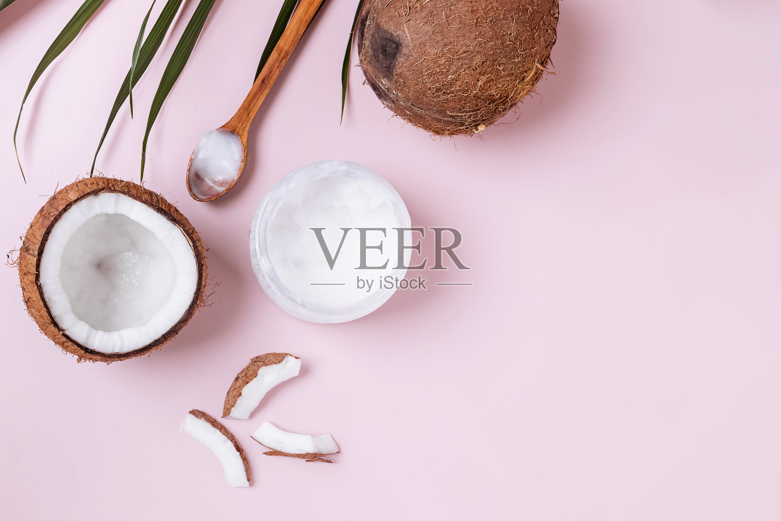 粉色背景上的椰子，俯视图。照片摄影图片