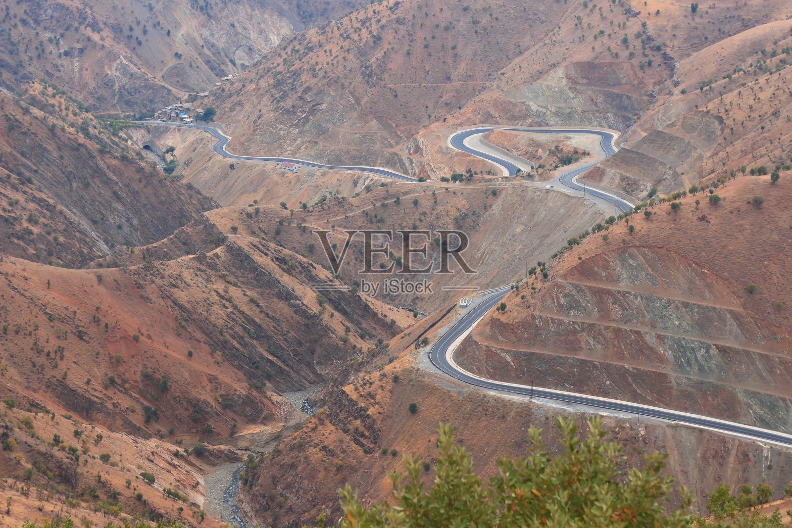 山与山之间的路。照片摄影图片