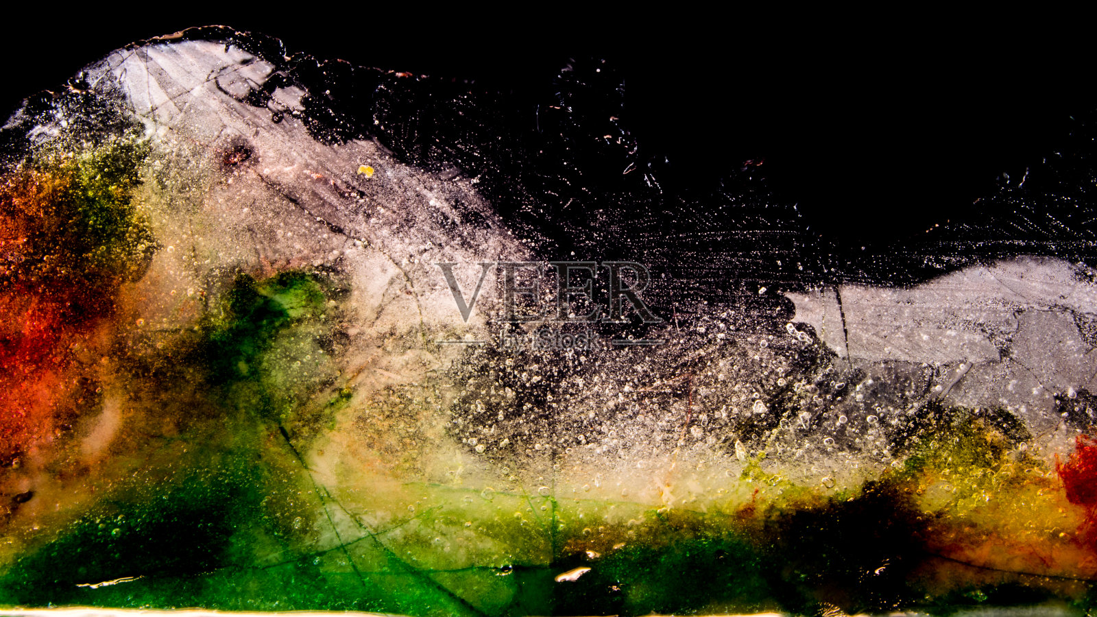 有颜色的冰在黑色的表面融化。04照片摄影图片