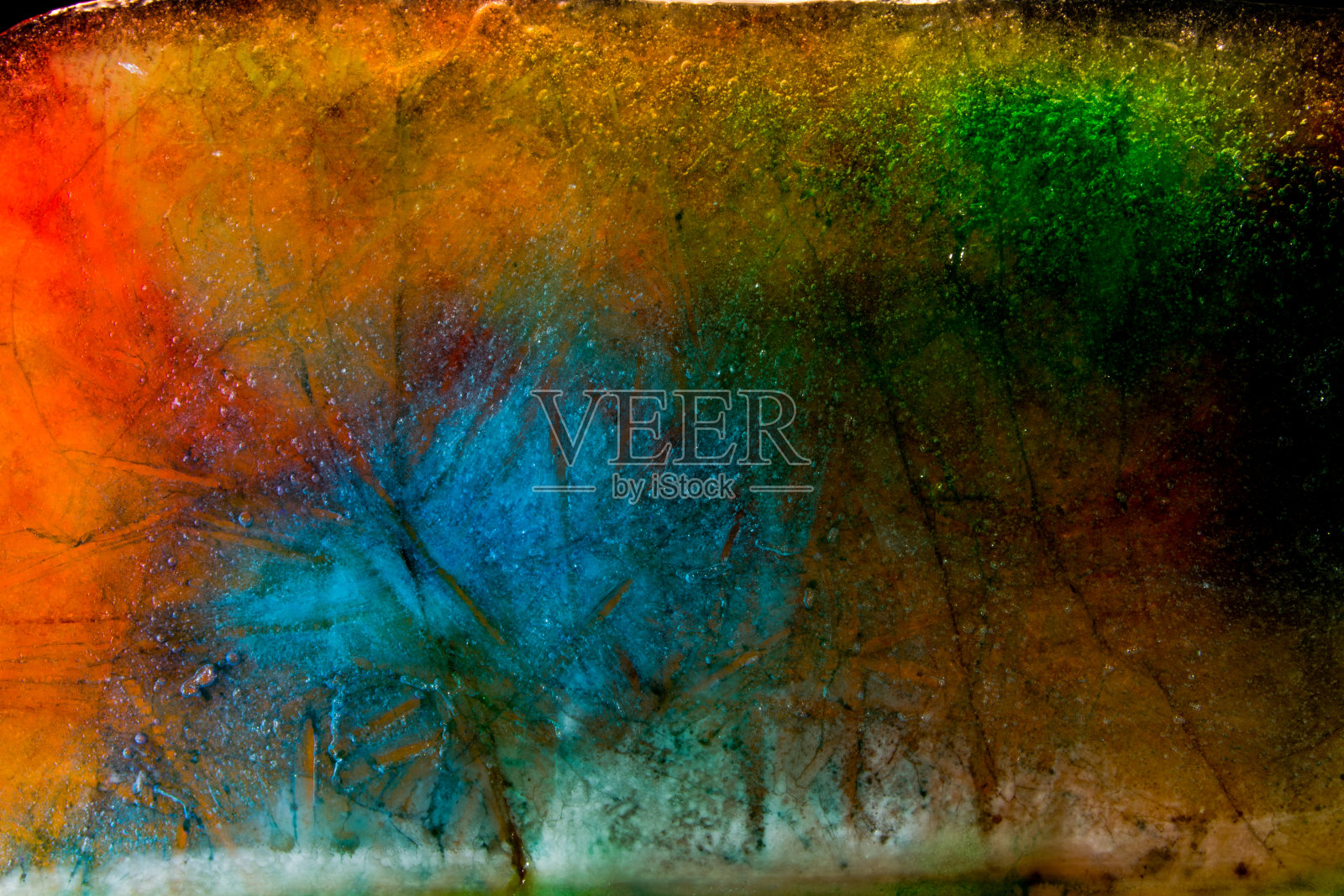 有颜色的冰在黑色的表面融化。08照片摄影图片