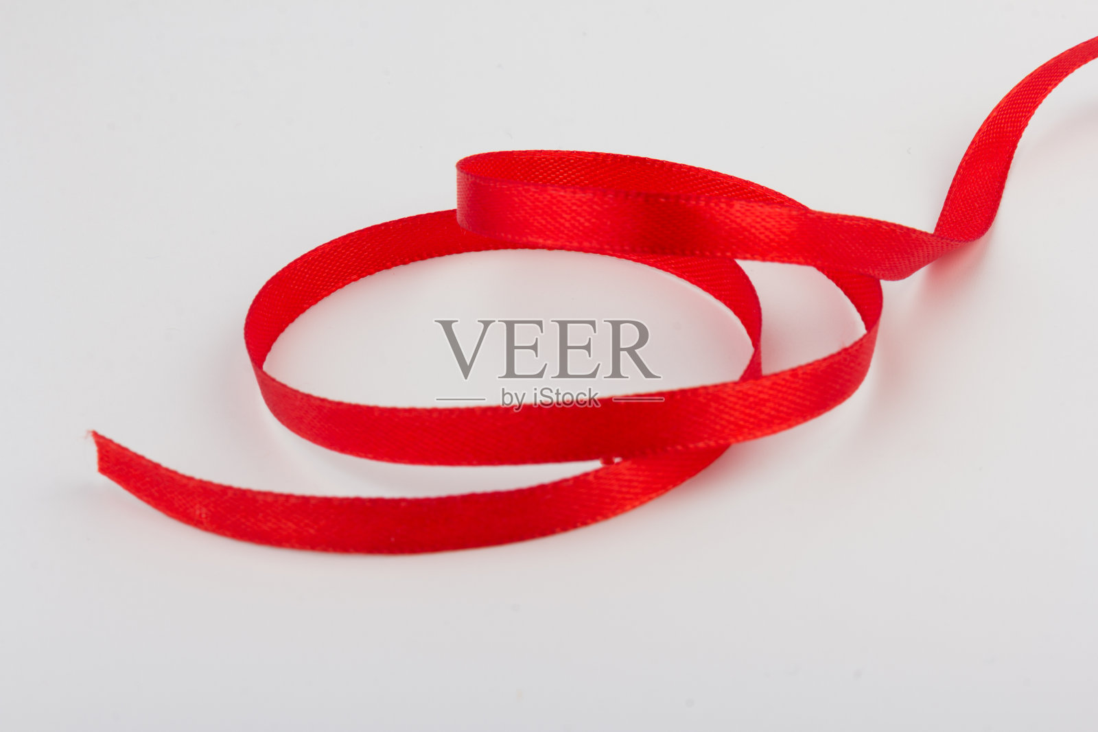 顶视图的红色丝带孤立闪亮滚动在白色的背景。平的观点。照片摄影图片