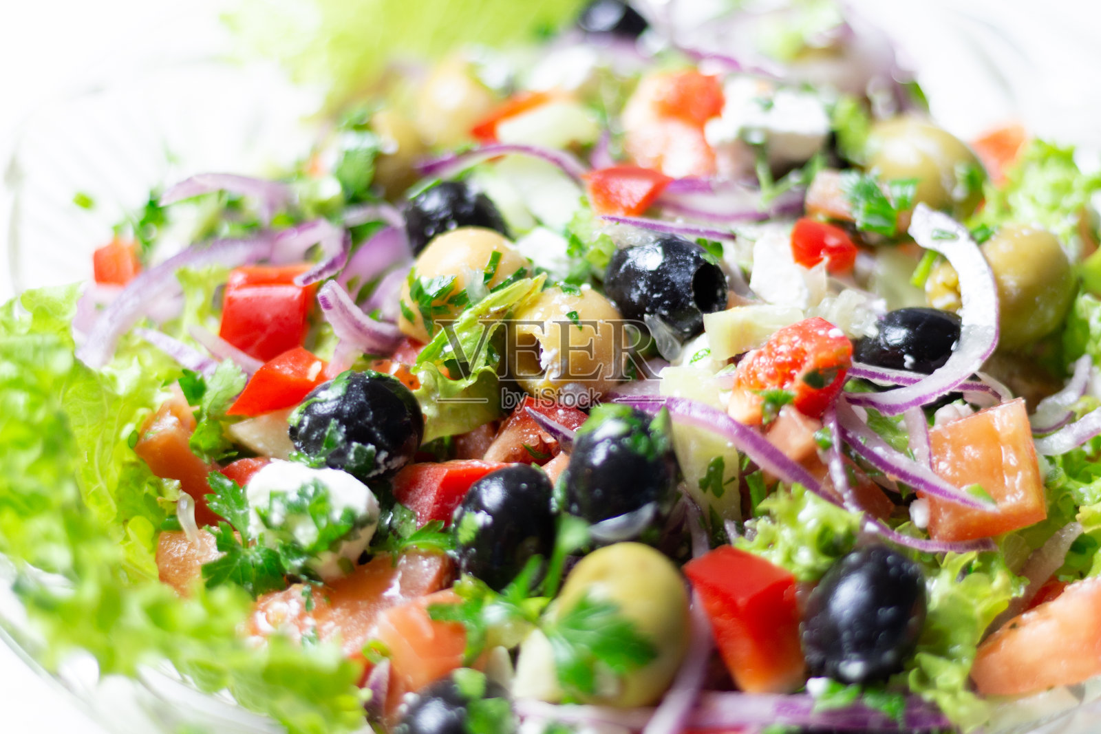 希腊沙拉的质地是羊乳酪，橄榄，番茄，洋葱，黄瓜，欧芹，油照片摄影图片
