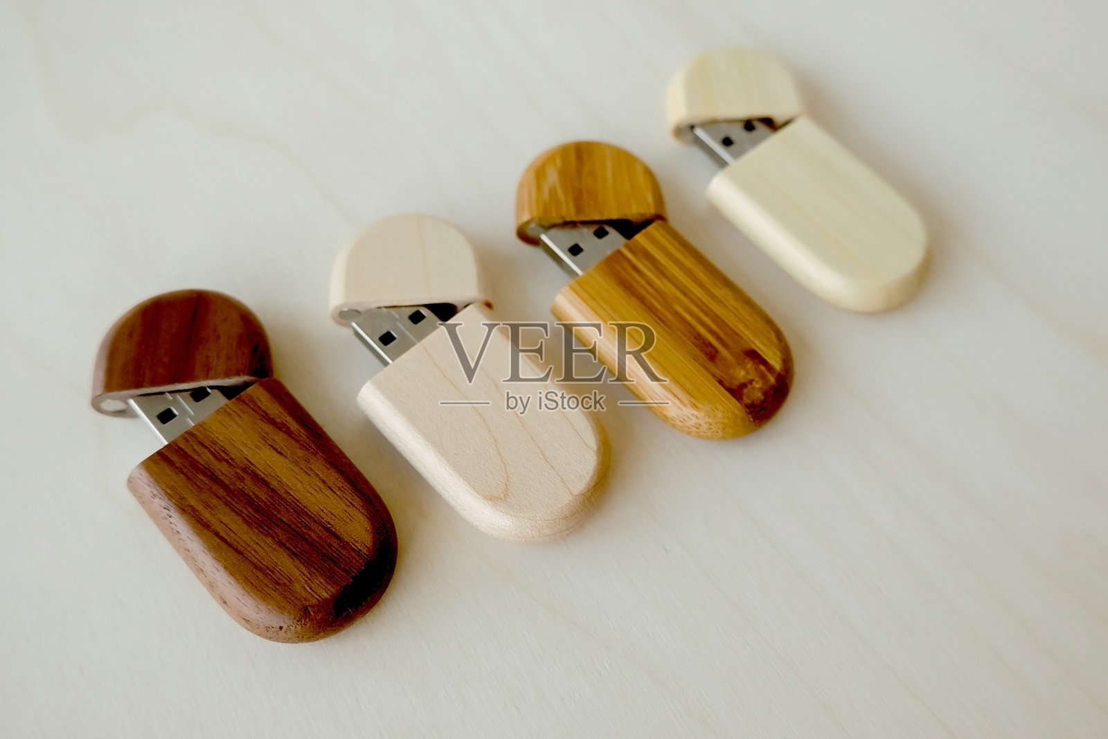 一套木制棕色u盘，木制包装。光和暗木材，数据存储，美丽的照片反馈给客户。设置为摄影师，像样的照片，豪华照片摄影图片