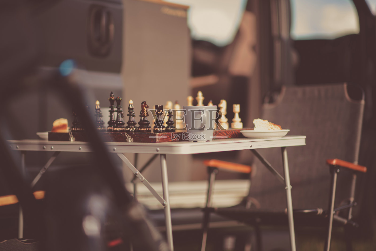 在露营上的象棋游戏照片摄影图片