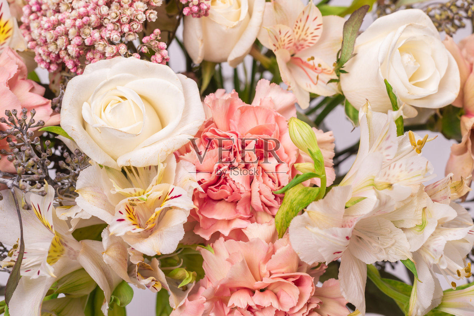 一束用包装纸裹着的粉色软花。照片摄影图片